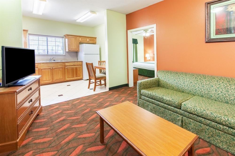 Days Inn & Suites By Wyndham Houston Hobby Airport Kültér fotó