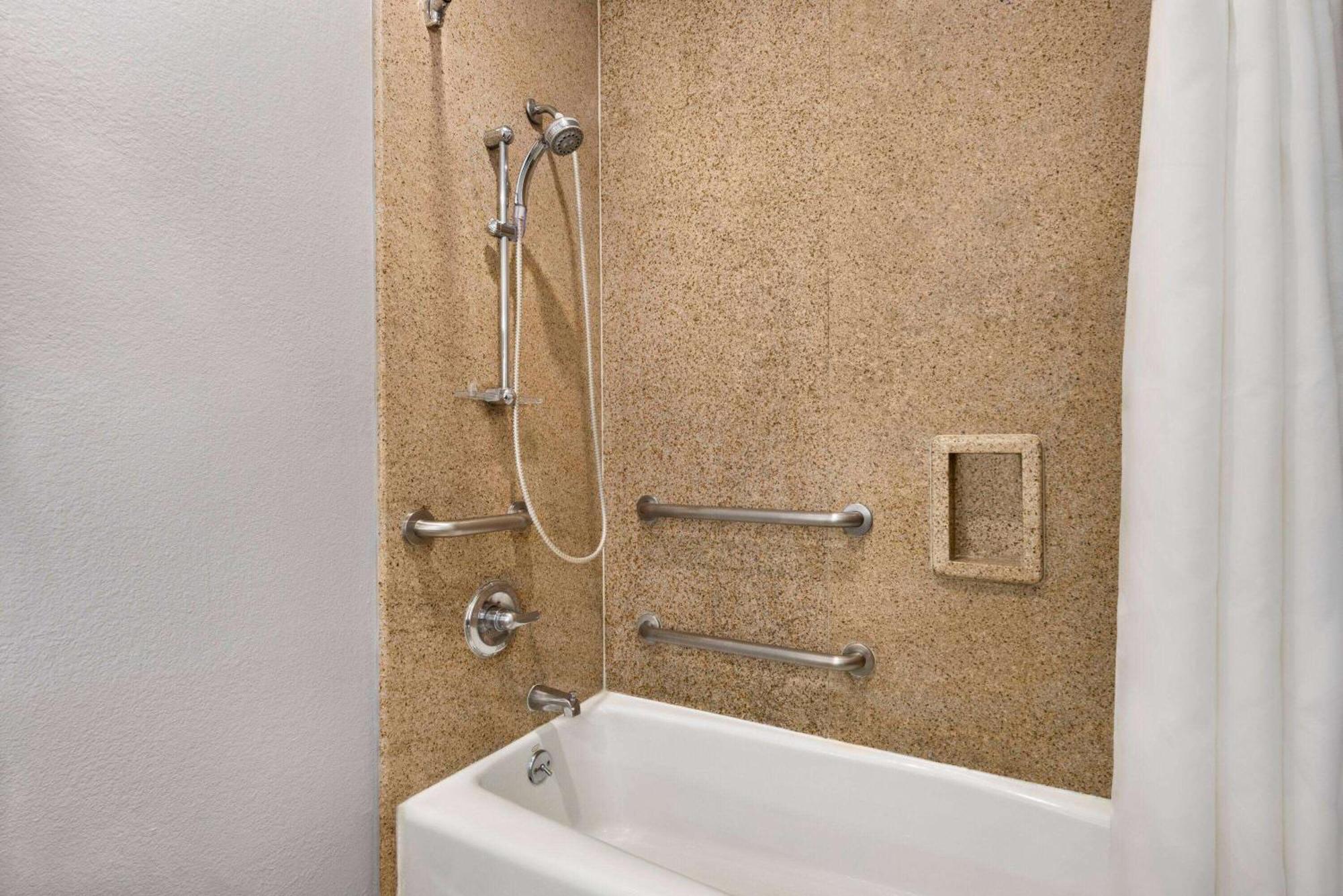 Days Inn & Suites By Wyndham Houston Hobby Airport Kültér fotó